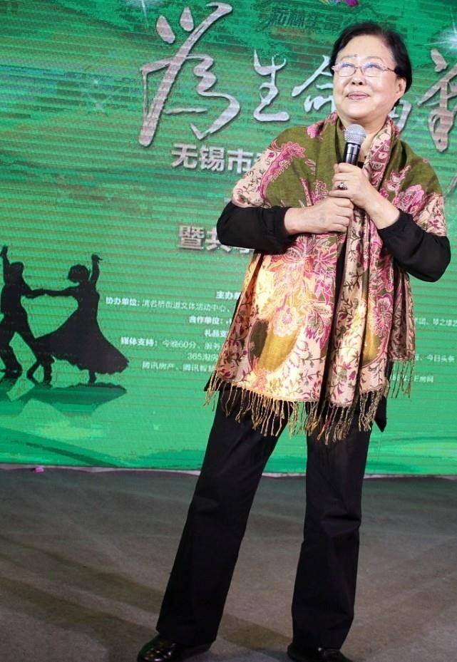 斯琴高娃|斯琴高娃71岁慈祥可亲,路人镜头下更像“邻家奶奶”,好温柔