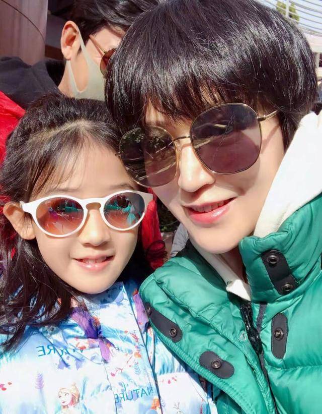 鲍蕾|陆毅一家坐过山车，贝儿与妹妹穿同款变“大小版本”，手指真修长