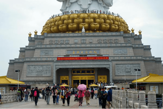 中国最南端的福泽之地，面朝南海，有世界最大的金玉佛像