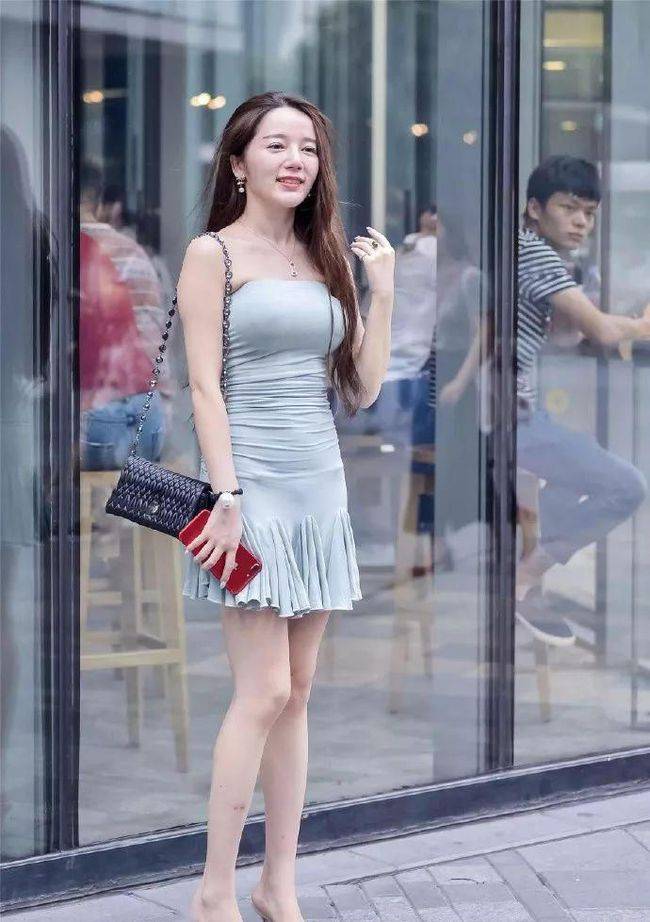 黑色|美女休闲风衣，配上一双黑色的高跟鞋，时尚性感两样不缺！