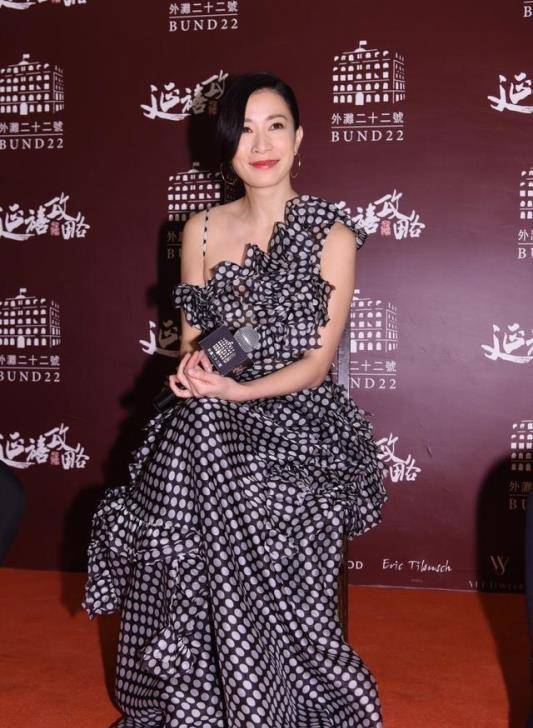 显得|黎姿原装五官真抗老,穿红色波点连衣裙优雅迷人,哪像是71年的人