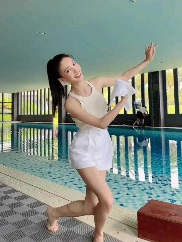 身材|金晨厉害了，挂脖针织衫配白短裤，虽然瘦但身材线条太惊艳