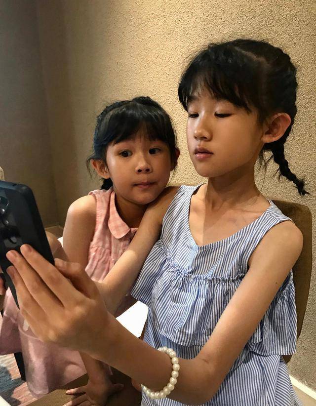 图案|陆毅俩女儿变“厨娘”，穿同款毛衣不同发型却似双胞，声音甜腻