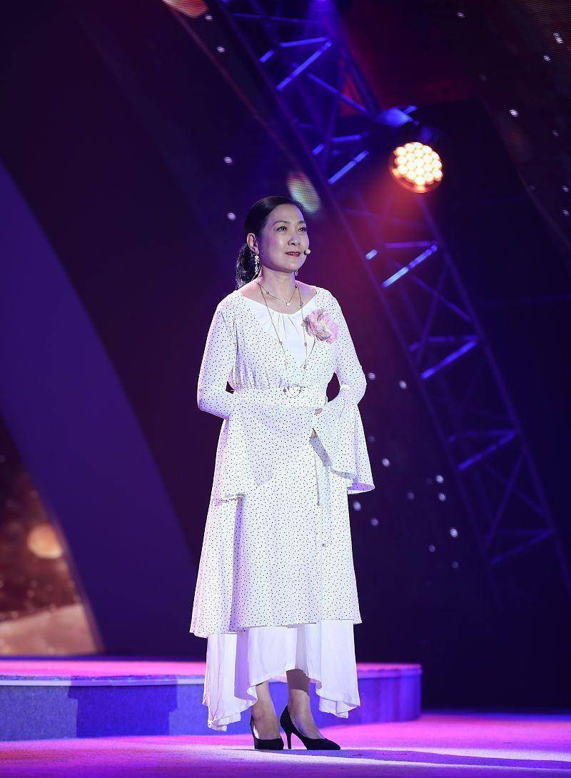一身|沈丹萍的女人味挺难得,身材丰满有曲线,穿礼裙看着就高级