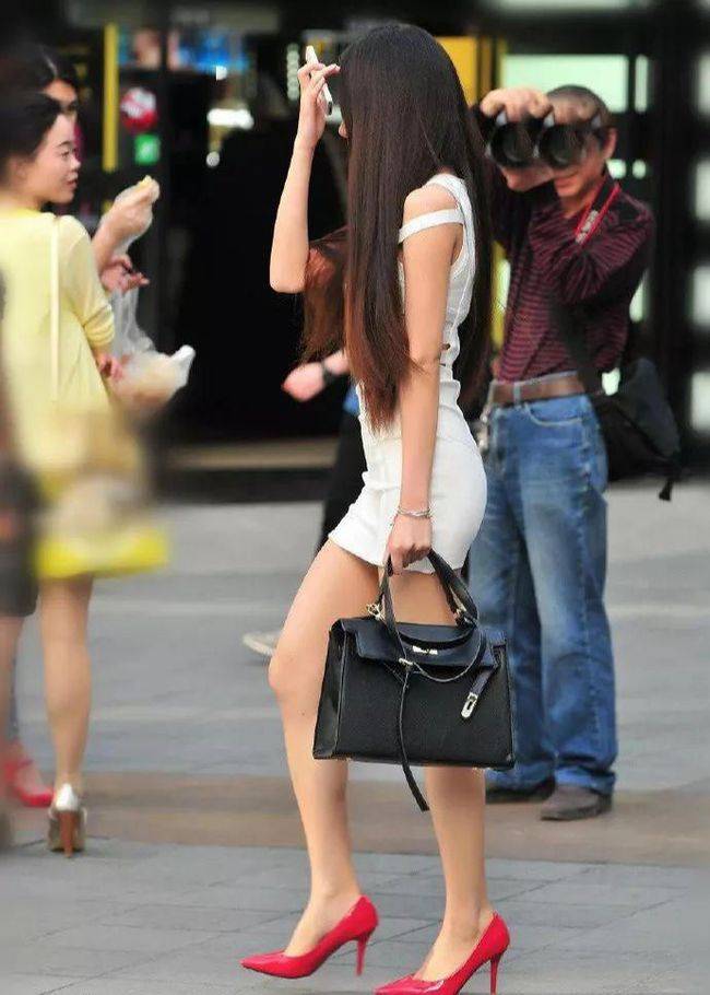 黑色|美女休闲风衣，配上一双黑色的高跟鞋，时尚性感两样不缺！