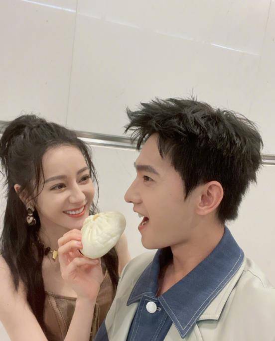 真人|“荣耀夫妇”狂撒糖，杨洋热巴真人CP更养眼，颜值高还会穿搭