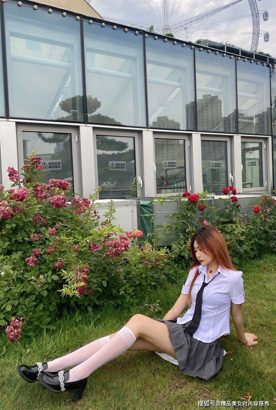 线条美|JK制服VS紧身连衣裙到底哪一个更有魅力？