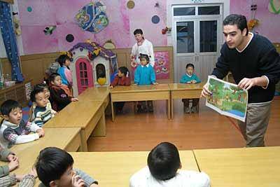 蝴蝶花|小学连英语都不考了，孩子还有必要上双语幼儿园吗？不必