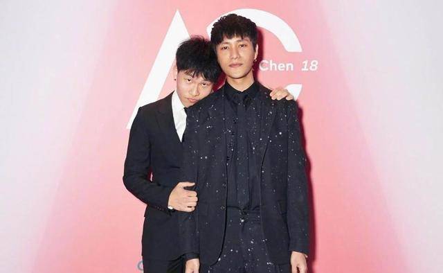 色调|陈坤儿子18岁庆生，穿西装打领带帅气十足，妈妈依旧没来周迅来了