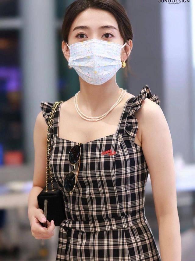 元素|梁洁不愧“网剧女神”,格纹裙一展好身材,气质挺好就是腿有点短