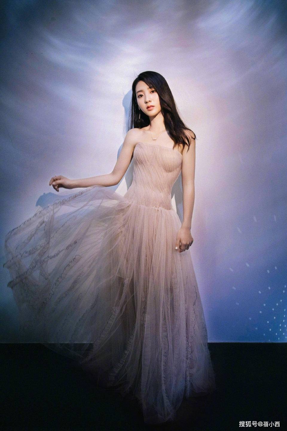 设计|富士康老板娘好幸福，穿裸色连衣裙像个少女，一点不像生了3个娃