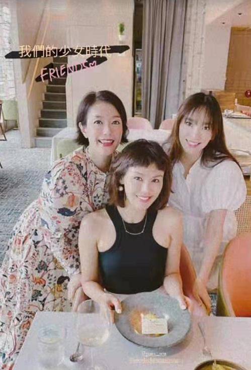 富婆|41岁吴佩慈晒和富婆聚会，个个唇红齿白气质好，穿小白裙嫩成少女