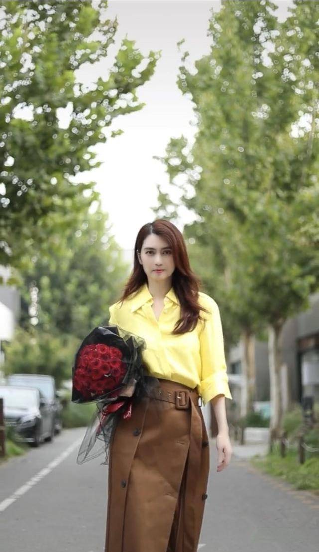 感觉|洪欣晒全家福!每件穿搭都时髦,女儿可爱儿子帅,唯独不见张丹峰