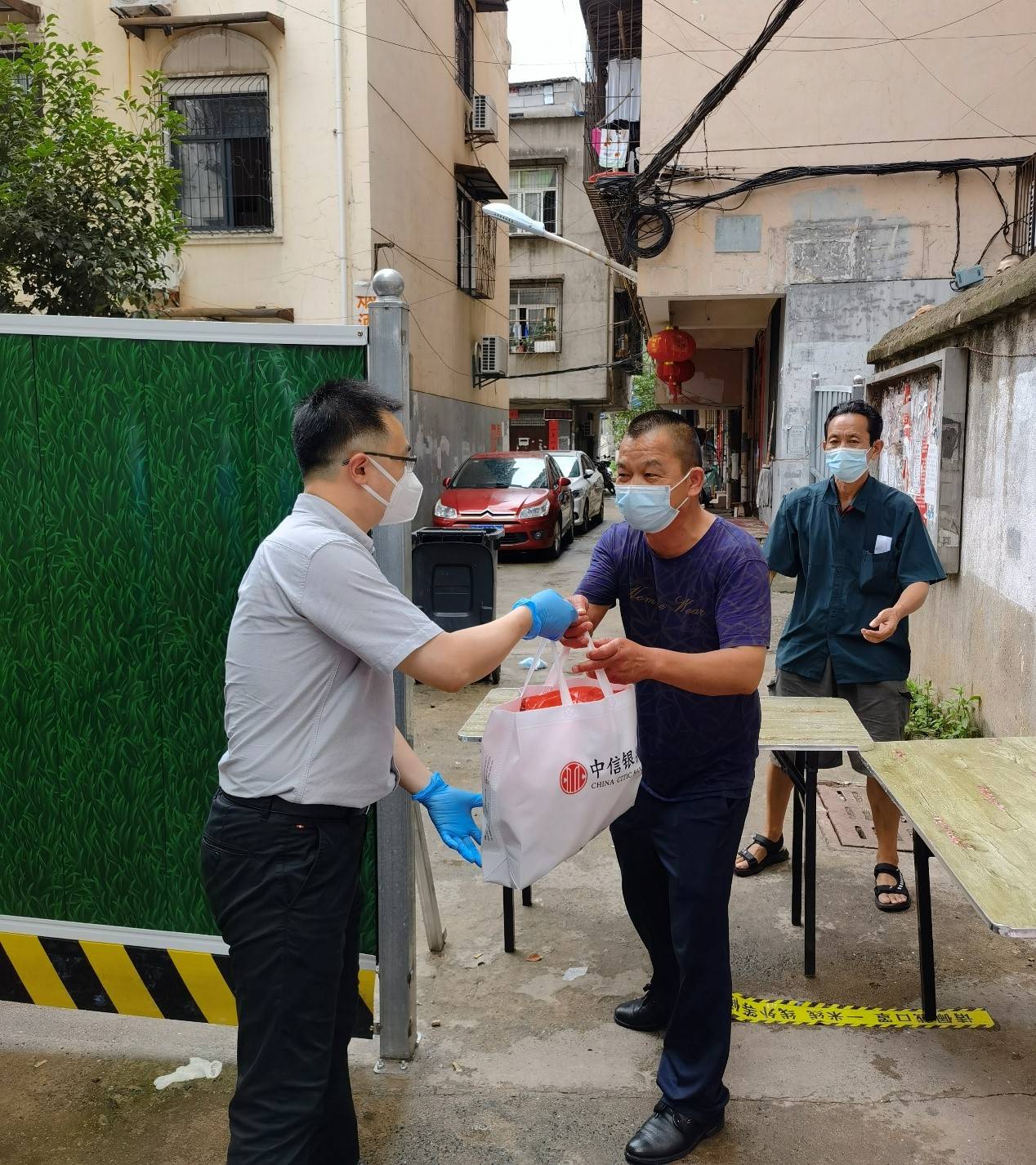 8月11日下午,江夏区郭岭里的群众收到了来自中信银行江夏支行自行采购