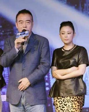 自拍|陈红51岁生日，深夜与陈飞宇依偎自拍，年轻时穿的真俏跟儿子撞脸