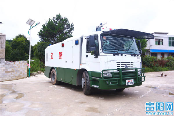 暖心兵哥哥为双龙航空港经济区大地村村民送来救命水