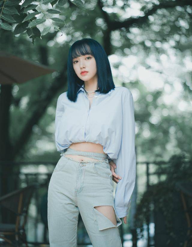 程潇|程潇穿衬衫赶飞机，走太快被风吹开“铁刘海”，发际线确实堪忧