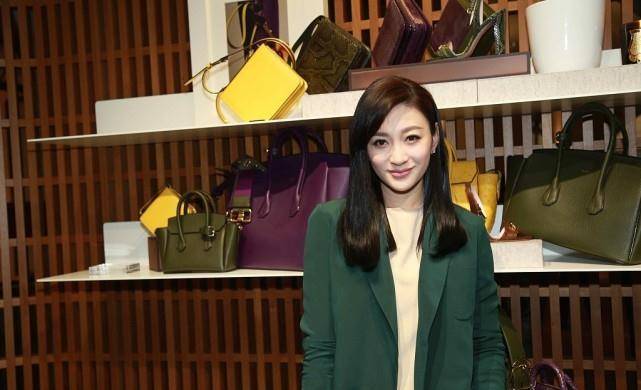 驼色|李小冉的长相真大气，穿上西装挺有“女老板”的范儿，气场好强