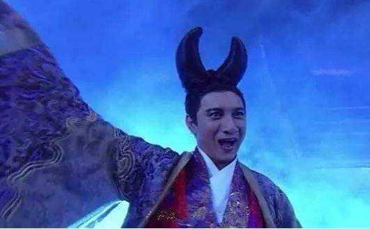 张卫健|明星奇葩造型：张卫健鸡冠头，胡歌辣眼睛，刘亦菲小魔仙！