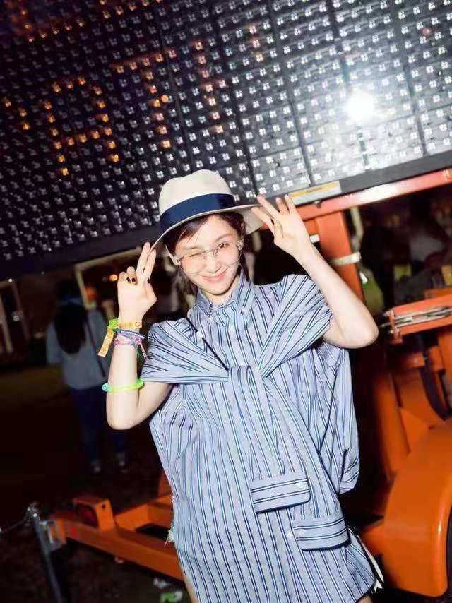 小个子|又被王子文惊艳到了，衬衫都能穿出新花样，这时尚感一般人想不到