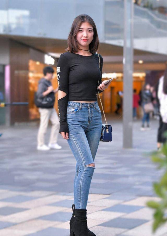 高跟鞋|黑色露脐短袖搭配蓝色典雅打底裤，阳光自信的感觉，秀外慧中
