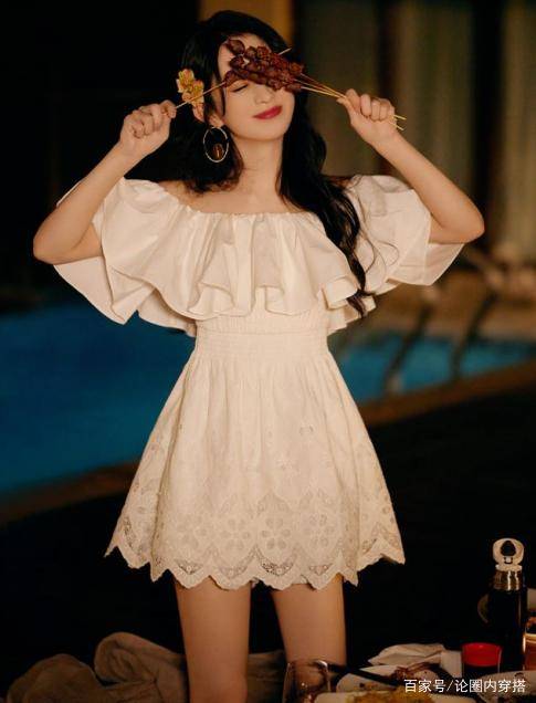 设计|赵丽颖穿露肩短裙亮相，33岁的年纪还像个小姑娘，这么清纯又减龄