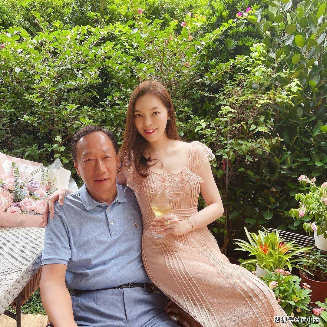 设计|富士康老板娘好幸福，穿裸色连衣裙像个少女，一点不像生了3个娃