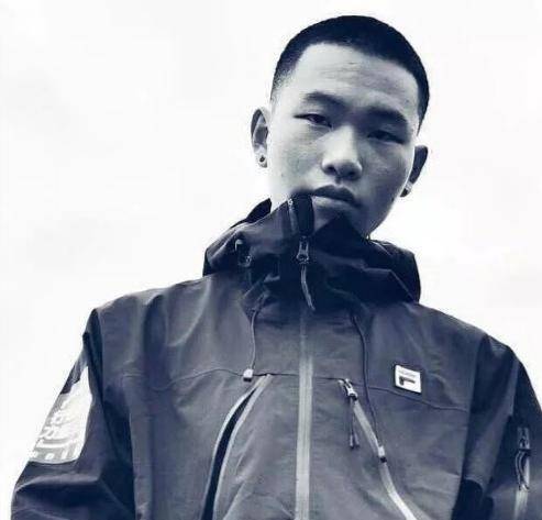 色调|陈坤儿子18岁庆生，穿西装打领带帅气十足，妈妈依旧没来周迅来了