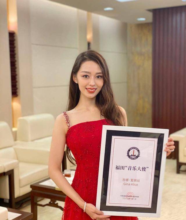 身材|吉娜新妆容变网红风,大浓妆嘴唇抢镜,还是怀念过去的清新风