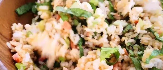 进行|3个鸡蛋2张豆腐皮，不用炒做出营养美味早餐，儿子1次吃1盘！