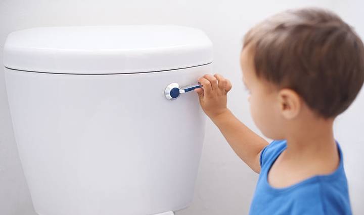 进行|孩子在幼儿园不上厕所，妈妈看到娃脱下的裤子：后悔这样教育孩子