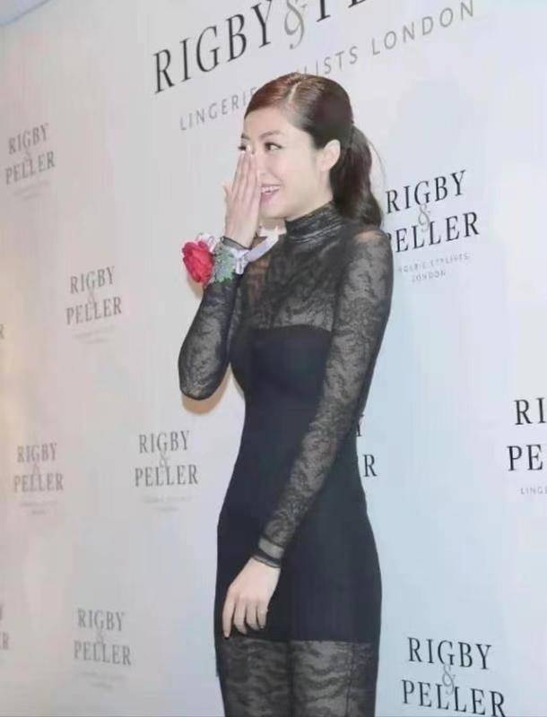 身材|熊黛林的身材太让人羡慕，穿黑色蕾丝连衣裙优雅大方，女人味爆棚