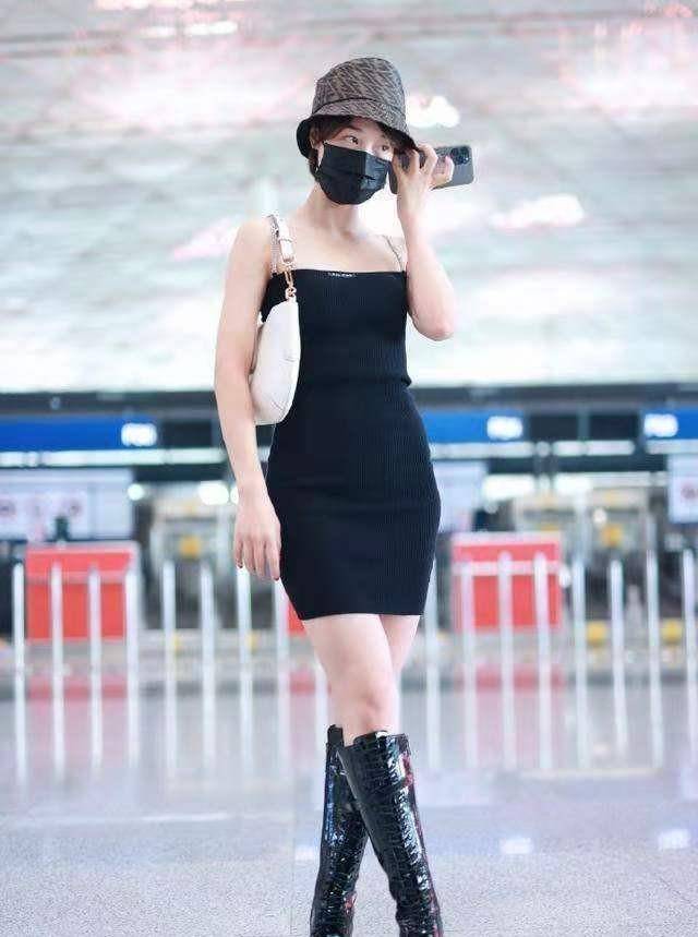 身材|穿吊带裙别再配“高跟鞋”了，学蓝盈莹穿异风格，潮范十足显高级