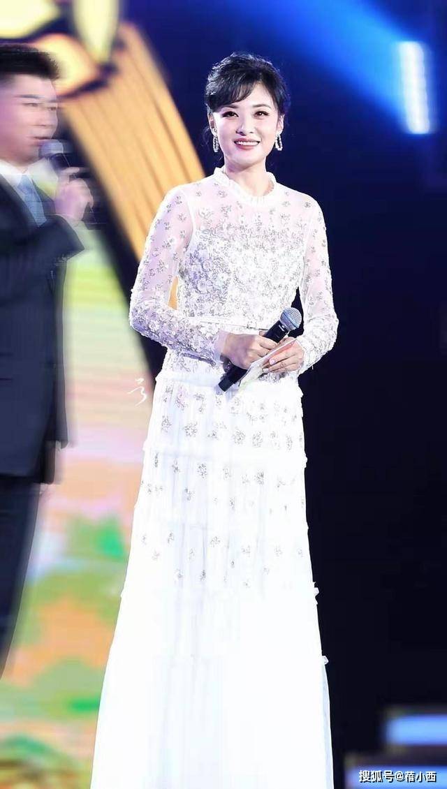 身材|原来周涛这么“飒”，穿黑色西装套装跟平常完全不一样，又酷又美