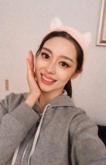 身材|吉娜新妆容变网红风,大浓妆嘴唇抢镜,还是怀念过去的清新风