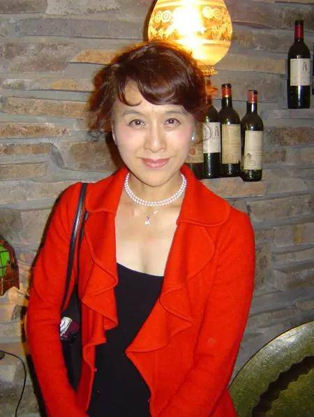 栗原小卷老了还是很耐看,穿套装戴丝巾优雅精致,妈妈们照穿好绝