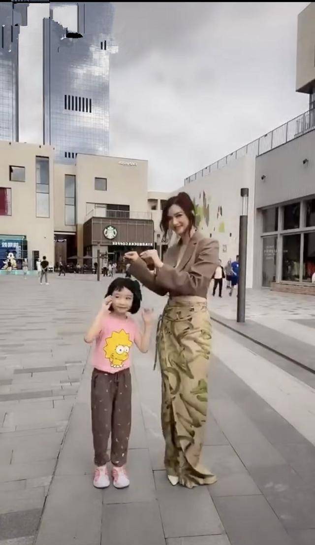 感觉|洪欣晒全家福!每件穿搭都时髦,女儿可爱儿子帅,唯独不见张丹峰