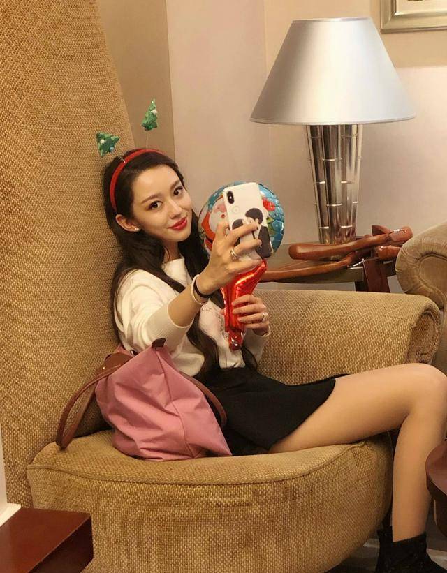 短裙|吉娜从不吝啬秀身材，穿红色套头衫配“宝石短裙”，反手摸肚脐