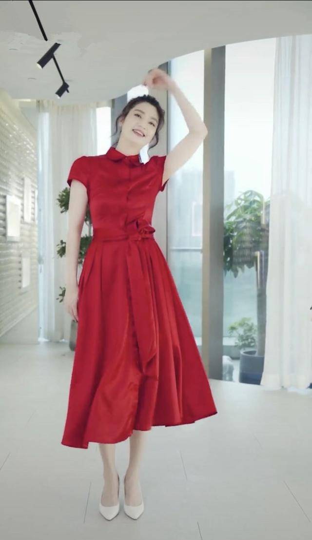 感觉|洪欣晒全家福!每件穿搭都时髦,女儿可爱儿子帅,唯独不见张丹峰