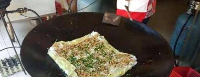 美食|大妈路边卖“特色早餐”，5元1份，排队不一定能买到，收入可观