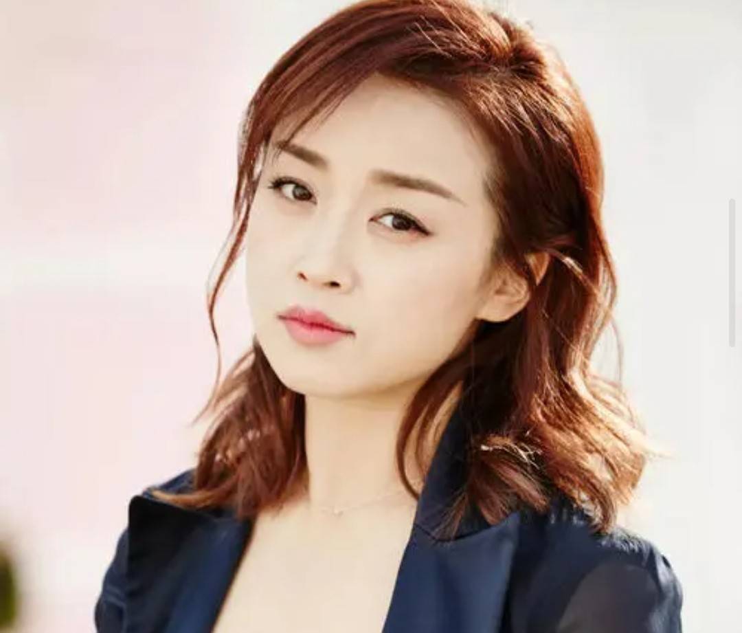 原创陈思诚稳坐同学聚会C位！李光洁携妻女站最后，网友：靳东没来？