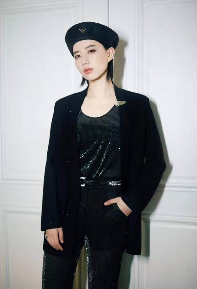 中性|李斯丹妮打扮过于个性，穿亮黄西装脖子上系一朵黑花，搭配好新潮