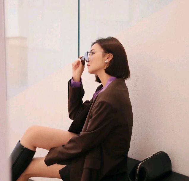 黑色|早秋穿搭也没必要太过纠结，可以选择简约的衬衫来穿