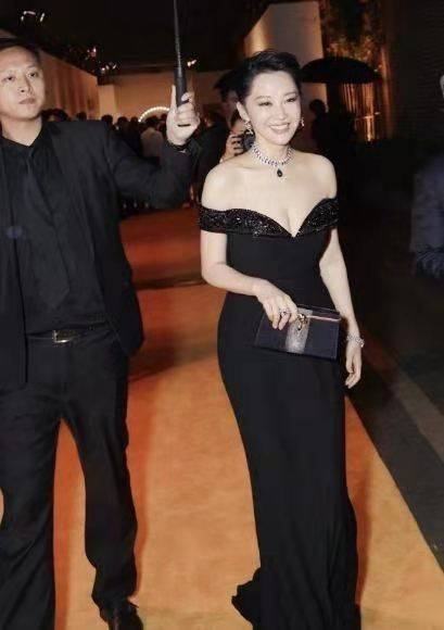 天鹅|许晴是冻龄女神，穿黑色礼服天鹅颈优越，看不出已经年过半百