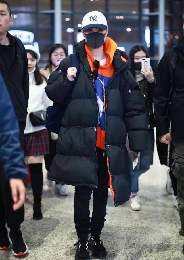 李宇春|吉娜“乳白”内搭配羽绒服，简单好看，李宇春为个性穿“断臂装”