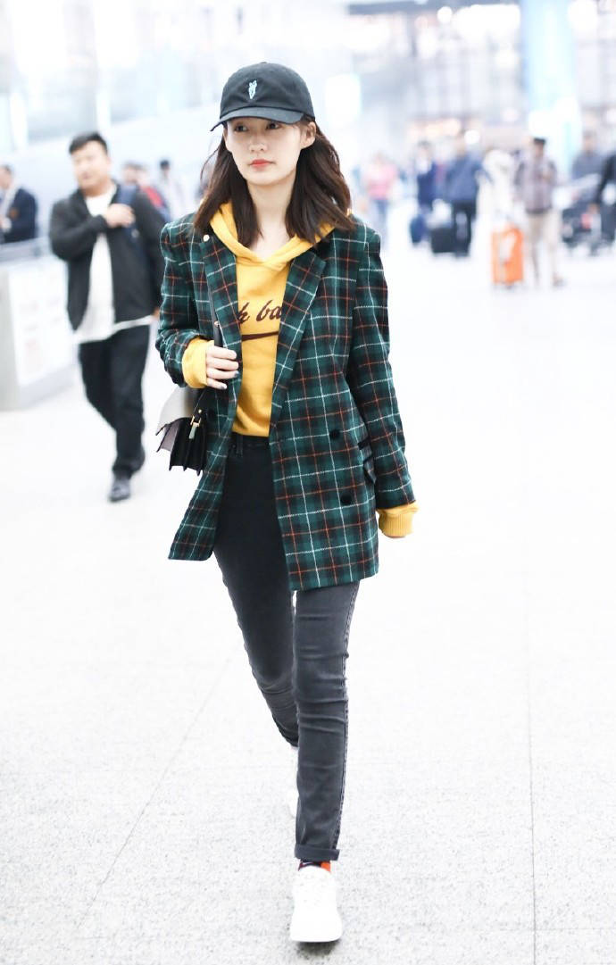 戚薇|格纹衫怎么搭配才够时髦？李沁配卫衣，宋祖儿配短裙，戚薇配皮裤