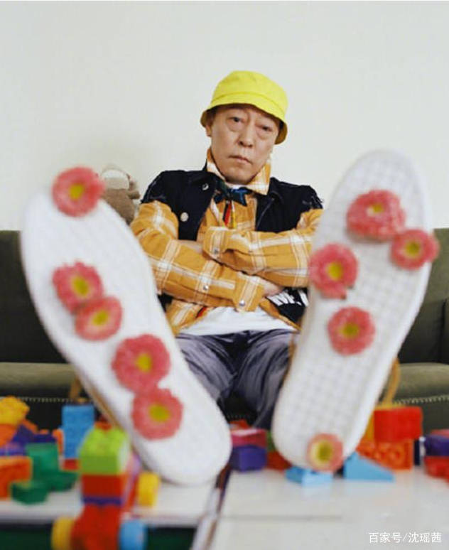 形象|倪大红新戏形象曝光，穿青春套装服饰变“潮老头”，瞬间减龄20岁