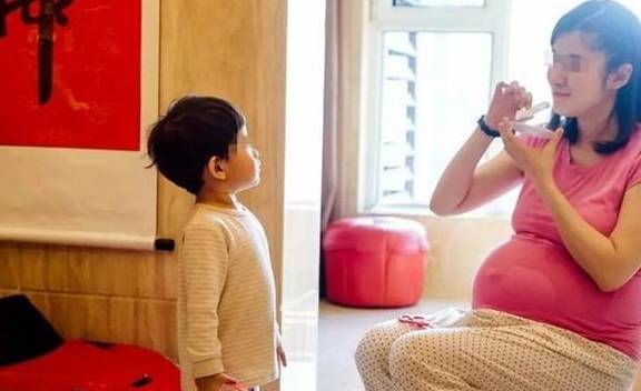 女儿|5岁女儿一直说窗外有人影，妈妈起初不以为然，去医院检查后痛哭