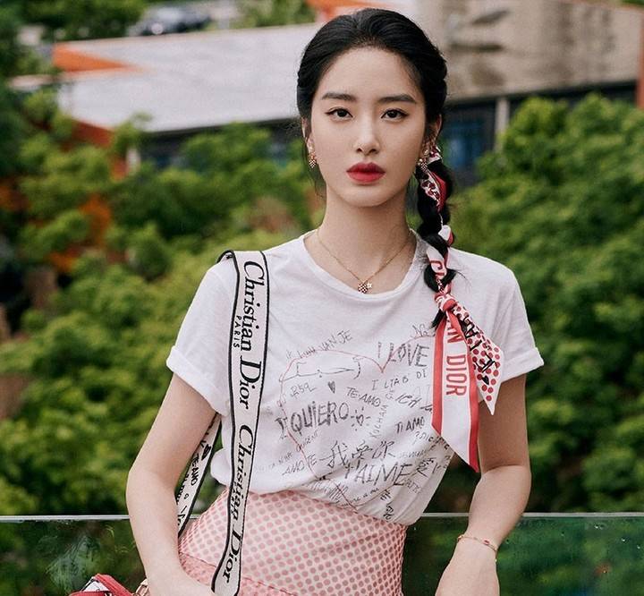 颜色|丝巾你还围出大妈味道？学会这小巧思，胜过你买一百件土气新衣！