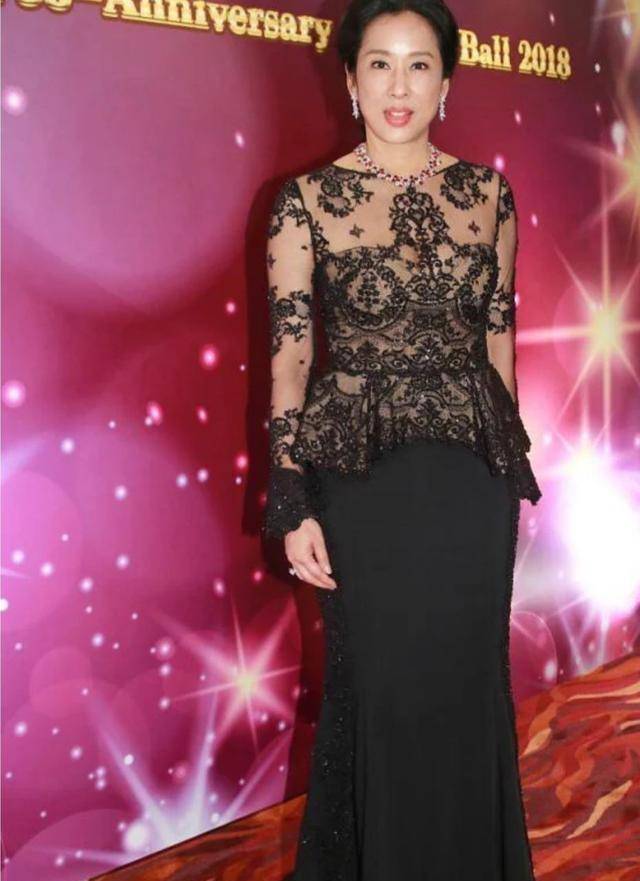 郭晶晶|郭晶晶婆婆罕见现身！穿大衣配高跟鞋气质高贵，二婚老公时髦儒雅